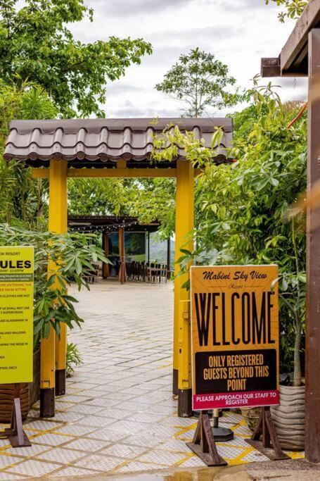 Bahay bakasyunan Cozy Log Mountain Cabin In Mabini With Breakfast Cebu