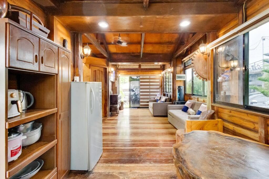 Cozy Log Mountain Cabin In Mabini With Breakfast Bahay bakasyunan Cebu