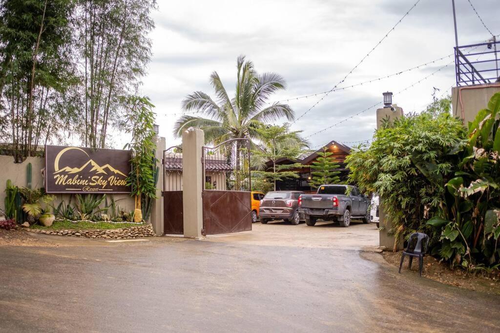 Bahay bakasyunan Cozy Log Mountain Cabin In Mabini With Breakfast Cebu