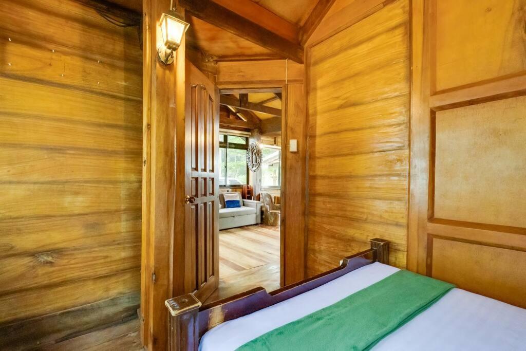 Cozy Log Mountain Cabin In Mabini With Breakfast Bahay bakasyunan Cebu