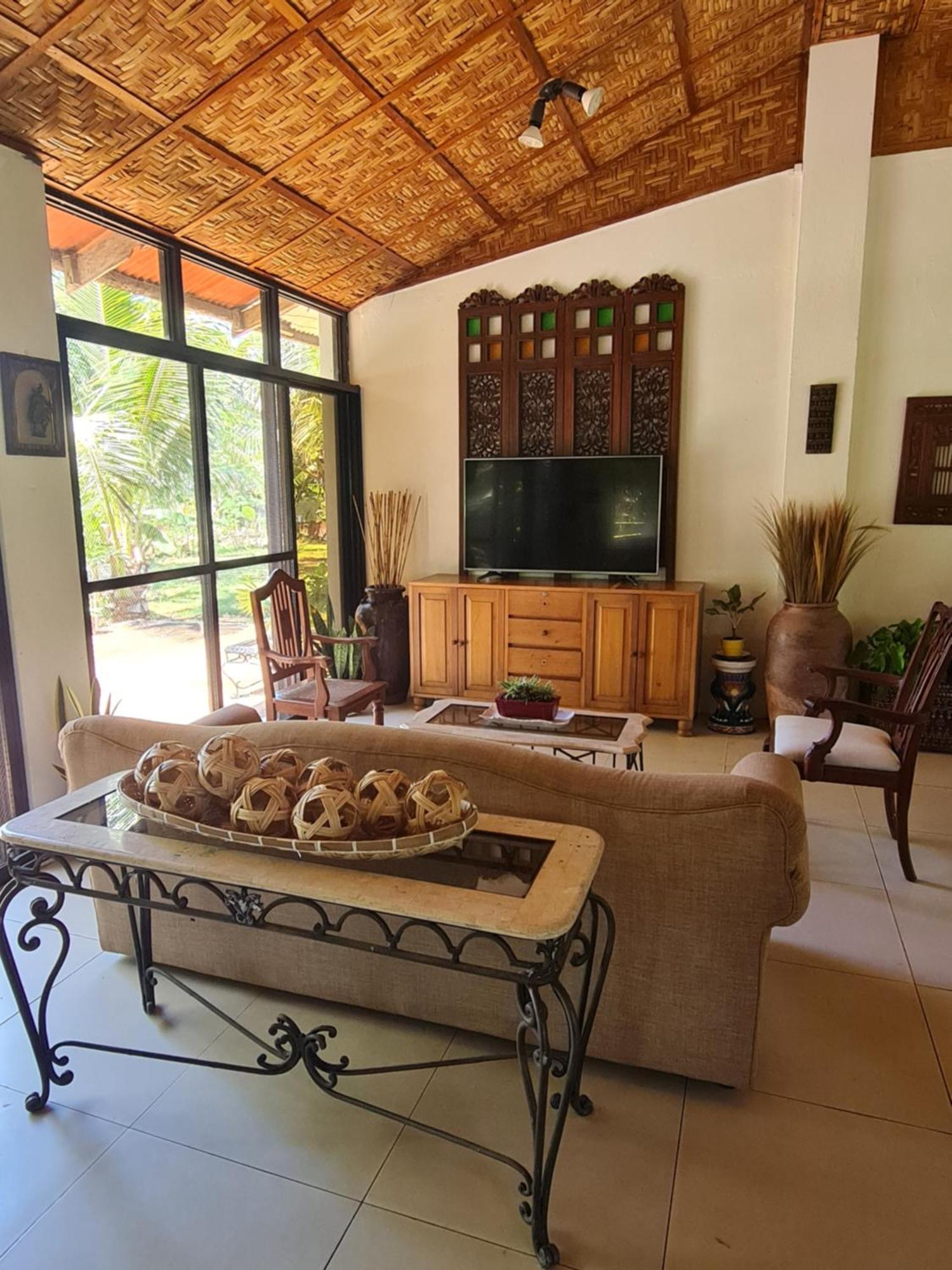 Casa Punta Seaside Spacious Villa San Remigio (Cebu)