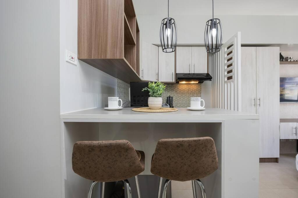 Furnished In Avida Towers Riala, It Park With Pool View, Wifi, Netflix And