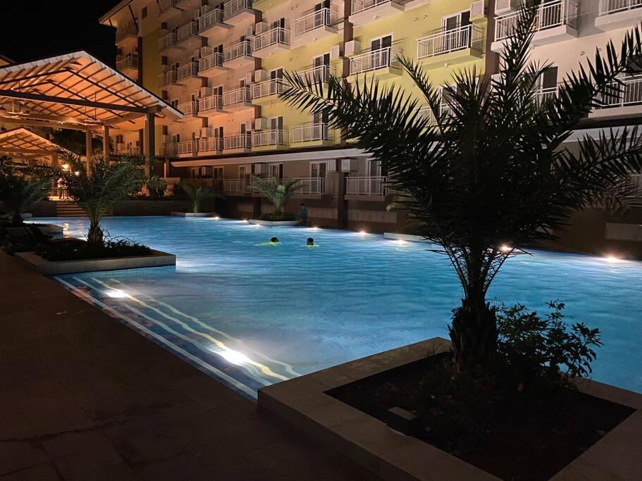 Amani 606b Near Airport, Mall, Free Pool, Gym, Netflix, 200 Mbps Wi-fi Apartment *