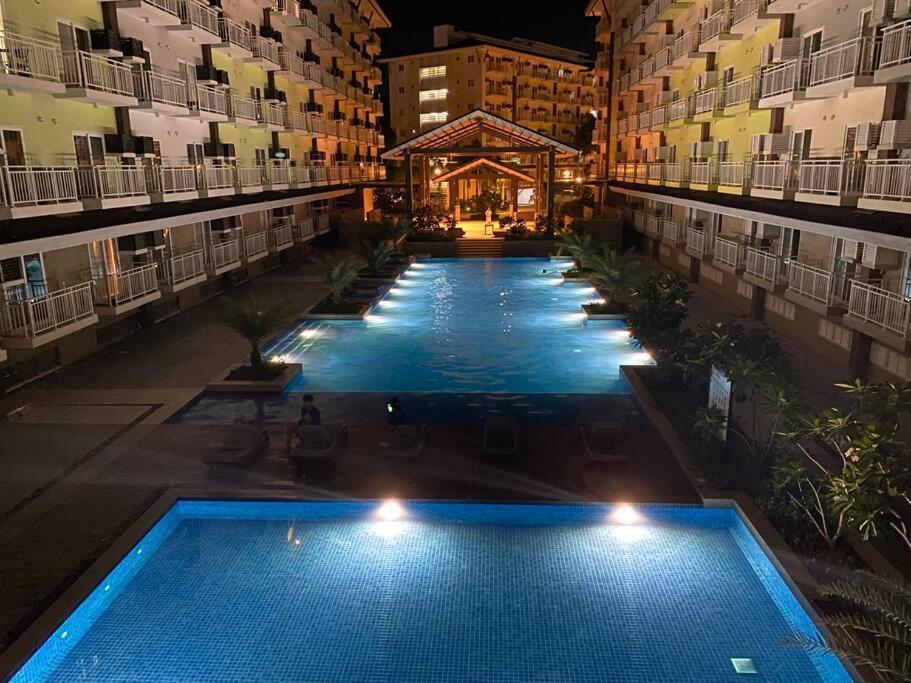 Amani 606b Near Airport, Mall, Free Pool, Gym, Netflix, 200 Mbps Wi-fi *