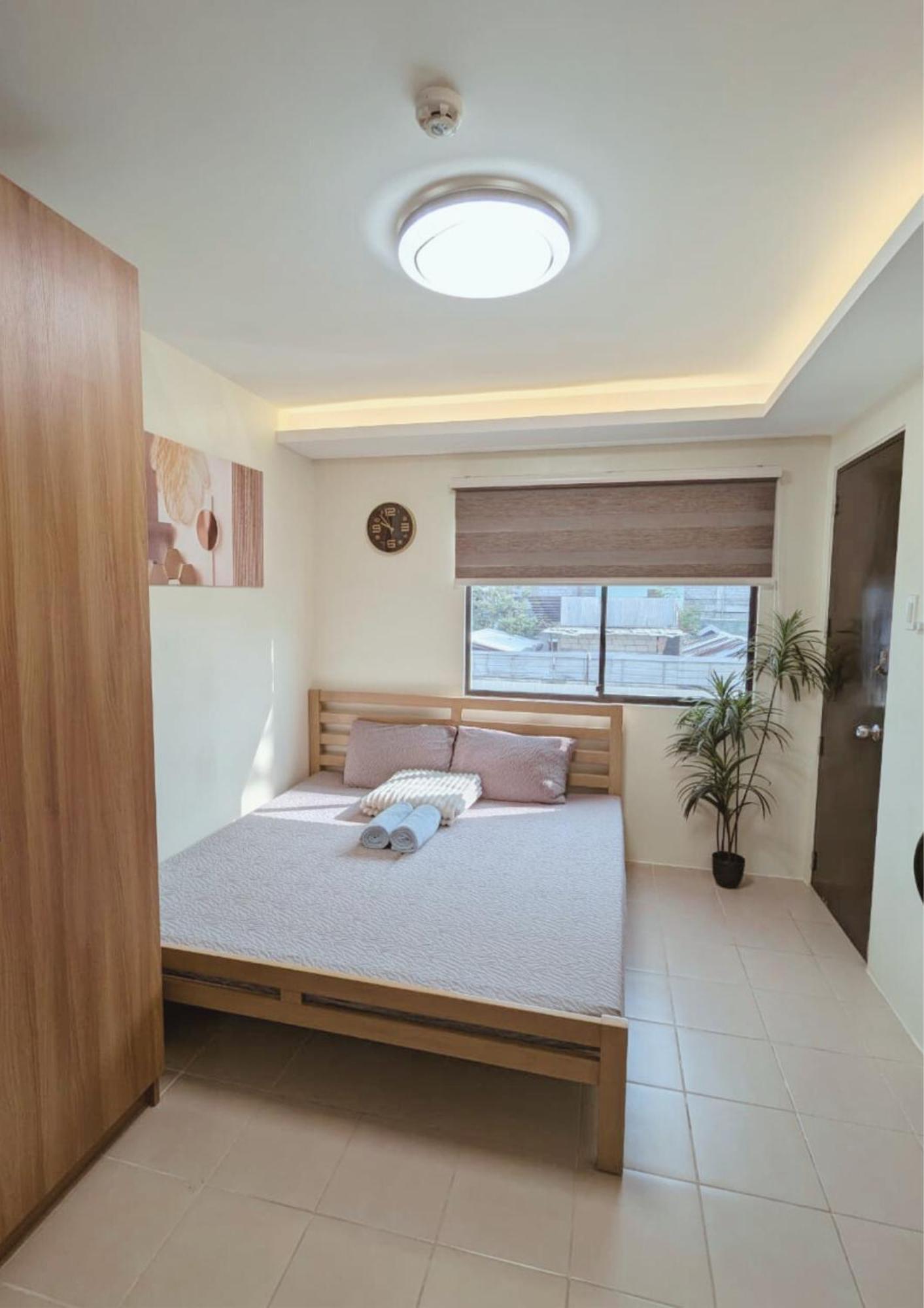 King Bed, Big Kitchen, Fast Wifi, Near Airport