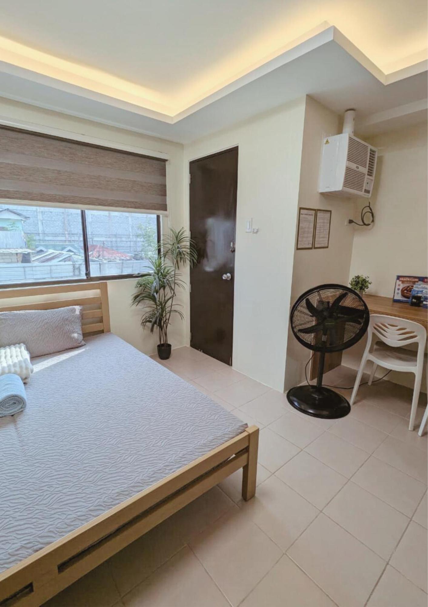 King Bed, Big Kitchen, Fast Wifi, Near Airport *