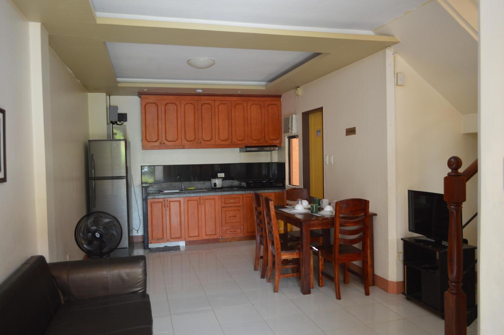 Manora Inn *