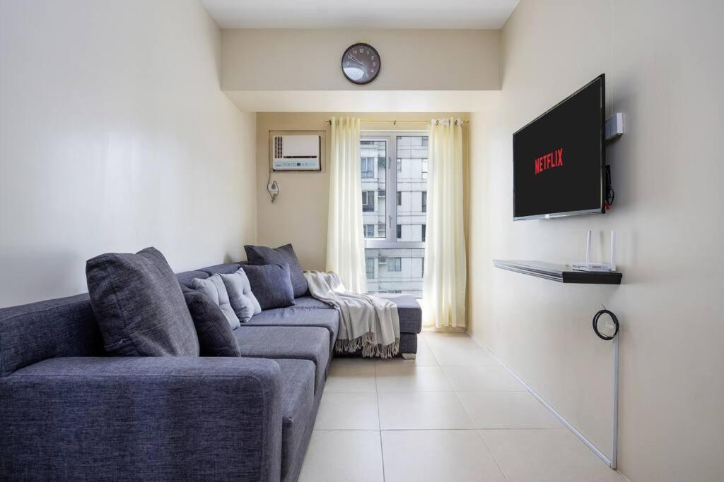 Furnished 2-bedroom In Avida Towers Riala, It Park With Fast Wifi, Netflix, Pool And Apartment *