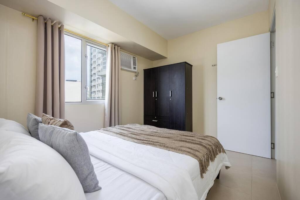 Furnished 2-bedroom In Avida Towers Riala, It Park With Fast Wifi, Netflix, Pool And Cebu