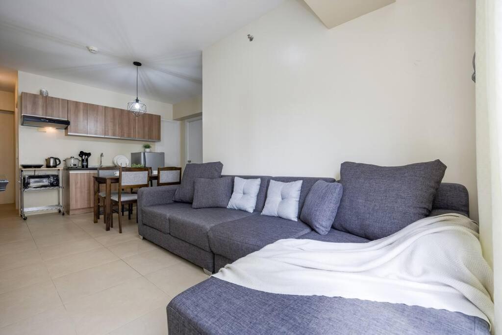 Furnished 2-bedroom In Avida Towers Riala, It Park With Fast Wifi, Netflix, Pool And Apartment