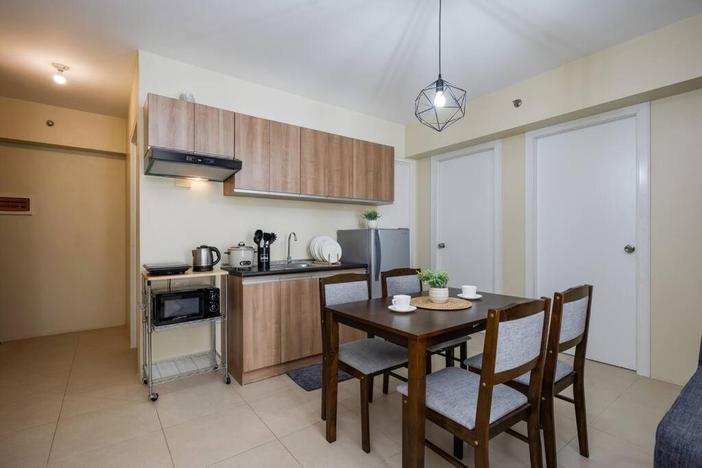 Furnished 2-bedroom In Avida Towers Riala, It Park With Fast Wifi, Netflix, Pool And Apartment *