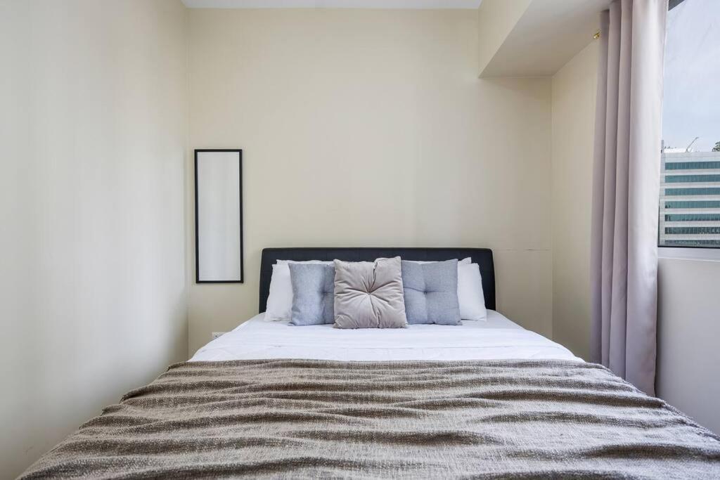 Apartment Furnished 2-bedroom In Avida Towers Riala, It Park With Fast Wifi, Netflix, Pool And