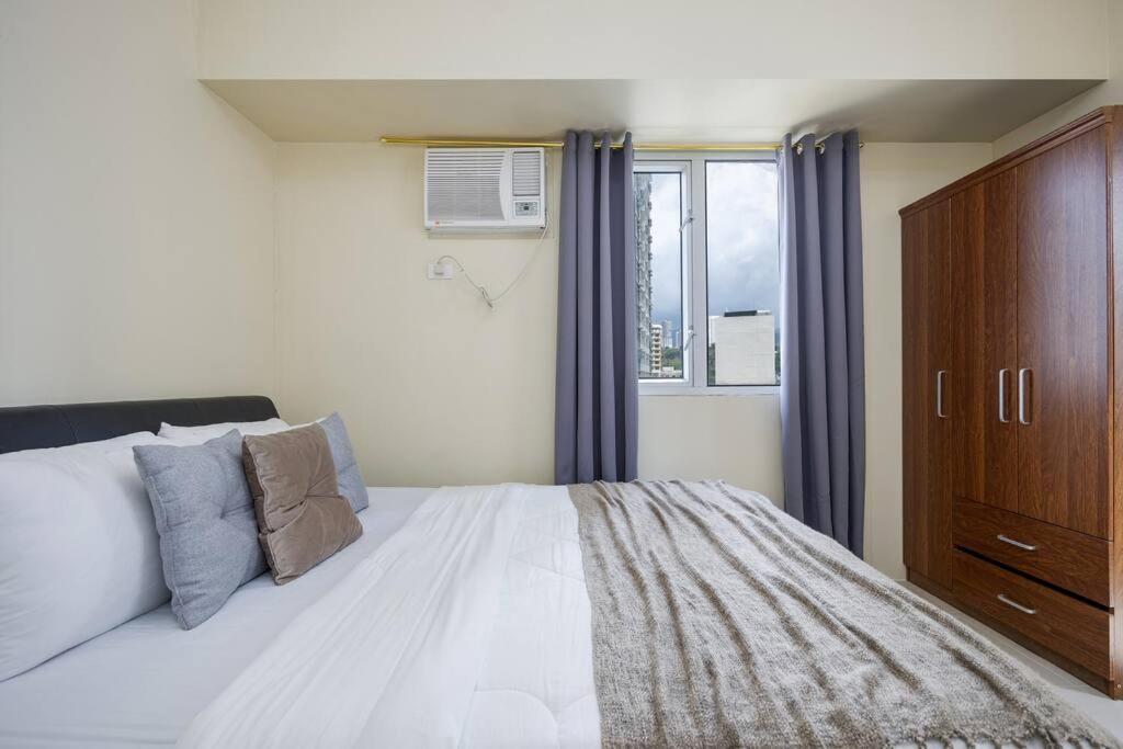 Apartment Furnished 2-bedroom In Avida Towers Riala, It Park With Fast Wifi, Netflix, Pool And Cebu