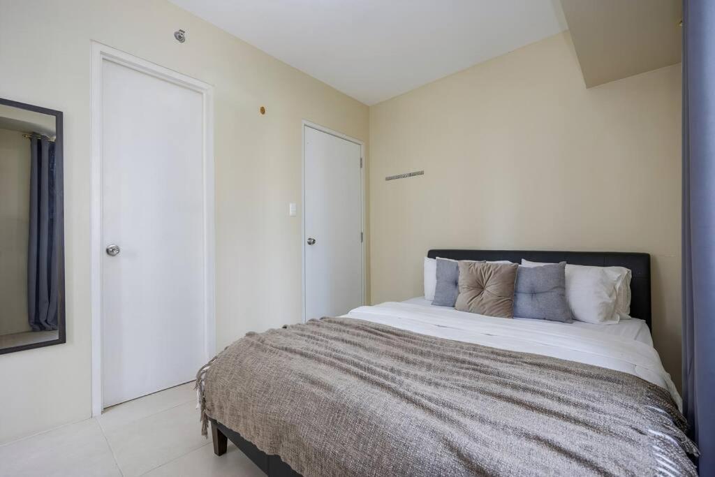 Furnished 2-bedroom In Avida Towers Riala, It Park With Fast Wifi, Netflix, Pool And * Cebu