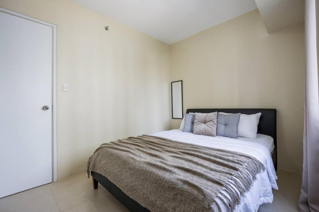 Furnished 2-bedroom In Avida Towers Riala, It Park With Fast Wifi, Netflix, Pool And