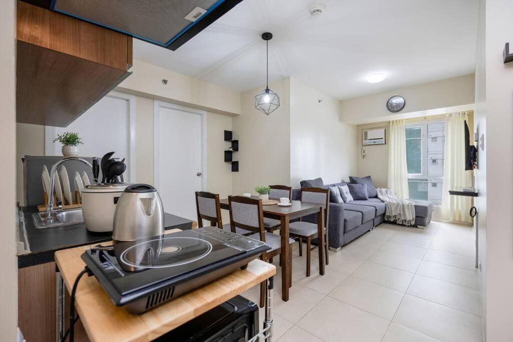 Furnished 2-bedroom In Avida Towers Riala, It Park With Fast Wifi, Netflix, Pool And Apartment