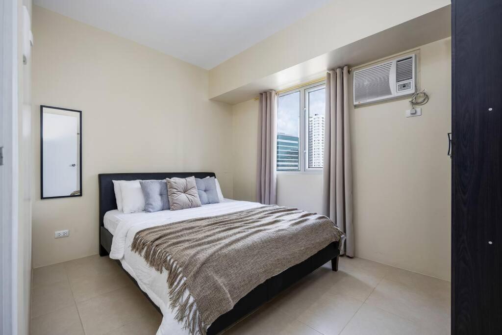 Furnished 2-bedroom In Avida Towers Riala, It Park With Fast Wifi, Netflix, Pool And