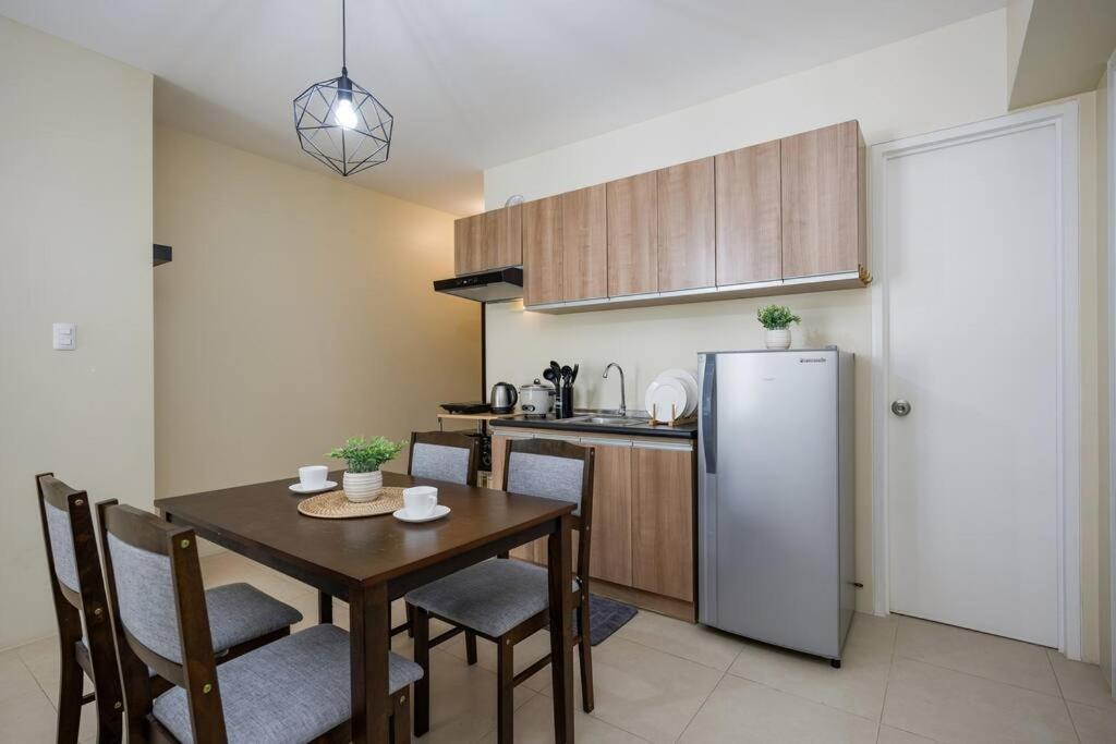 Furnished 2-bedroom In Avida Towers Riala, It Park With Fast Wifi, Netflix, Pool And Apartment Cebu
