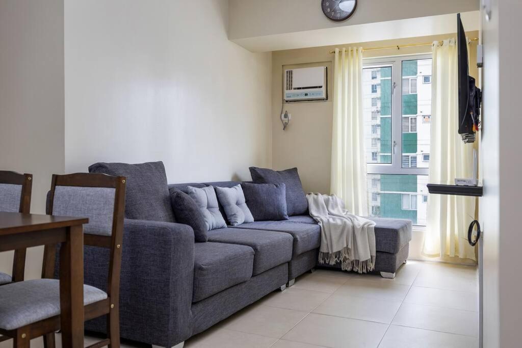 Furnished 2-bedroom In Avida Towers Riala, It Park With Fast Wifi, Netflix, Pool And Cebu