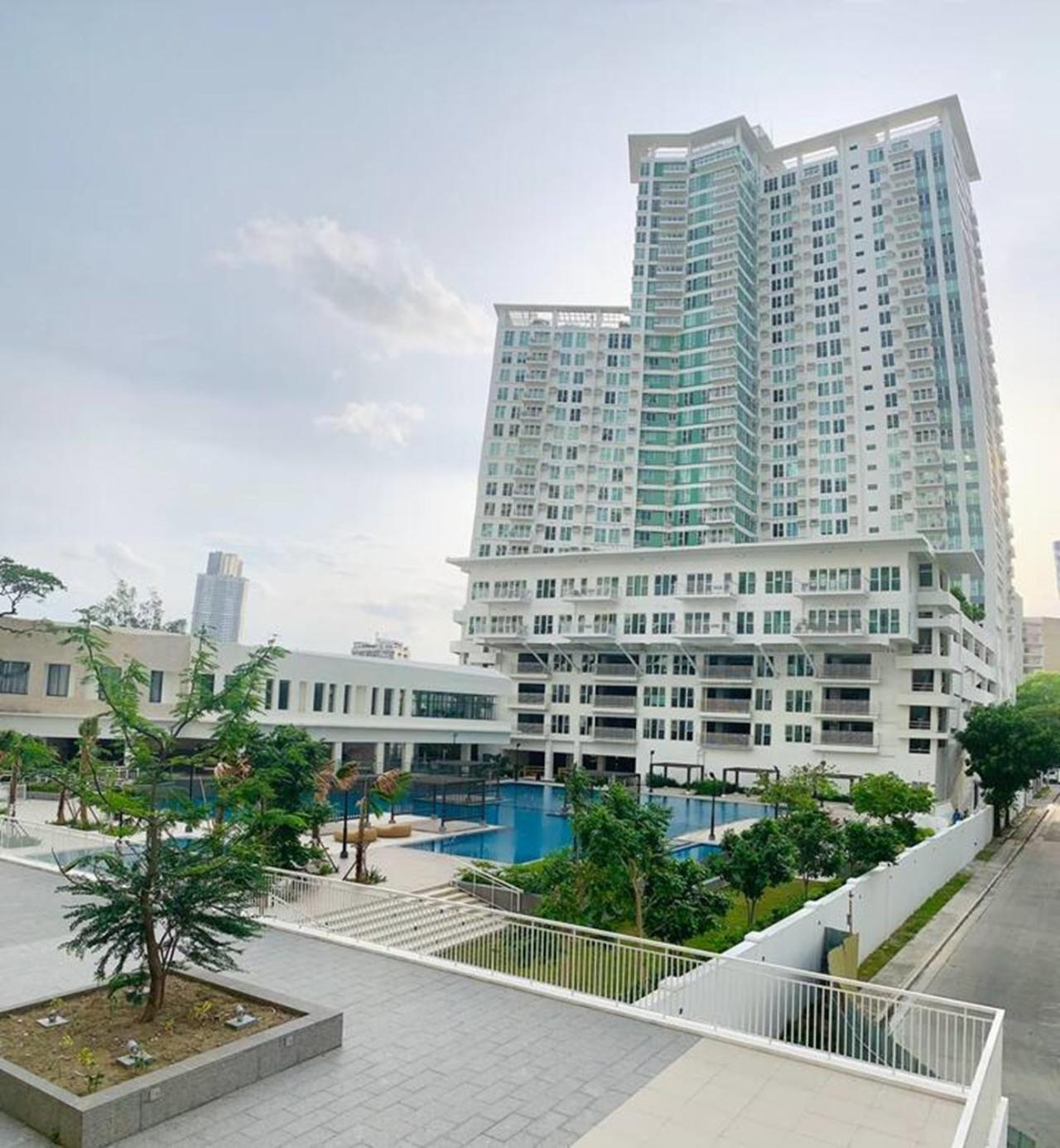 Apartment 2 Bdrms With View Near Ayala