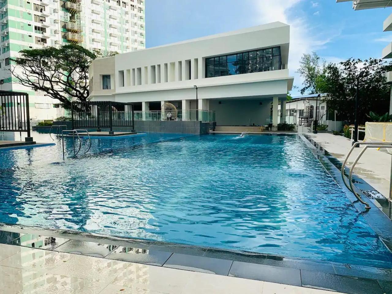 Apartment 2 Bdrms With View Near Ayala