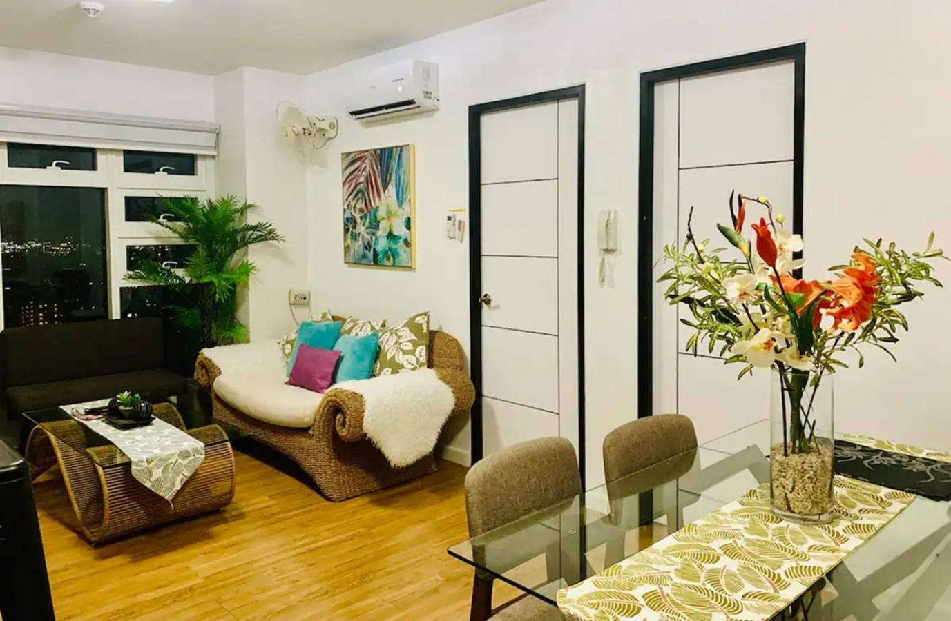 2 Bdrms With View Near Ayala Apartment *