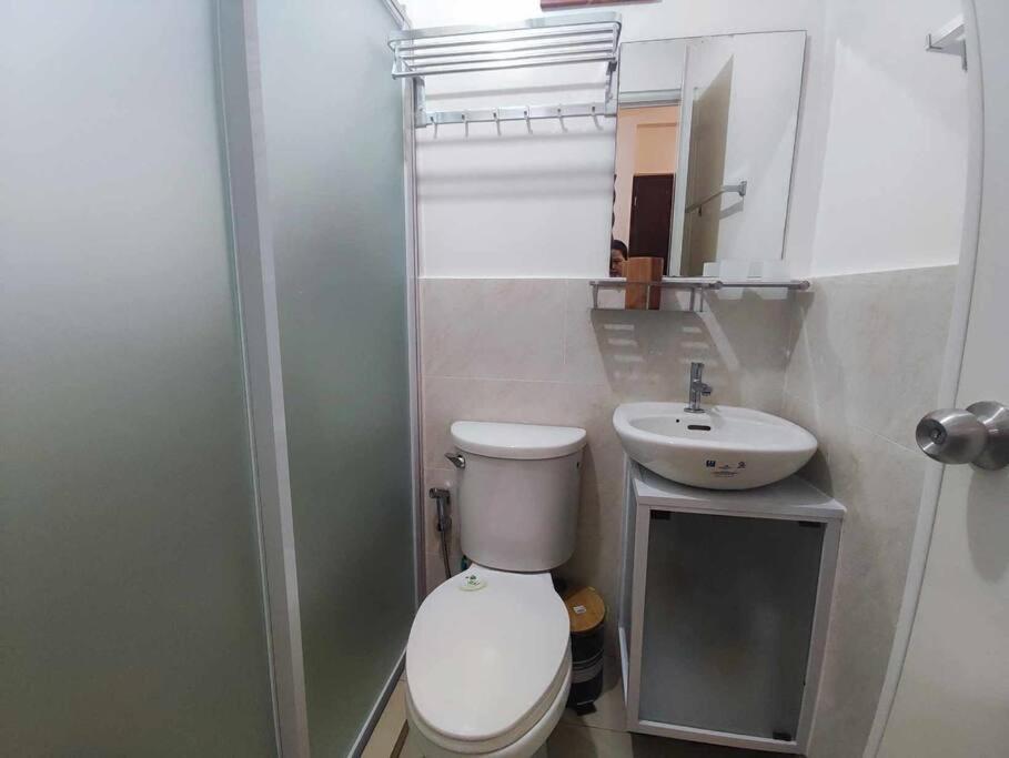 Cozy Trig Place Near Sm Seaside With Wifi Netflix Free Swimming Pool & Parking Apartment