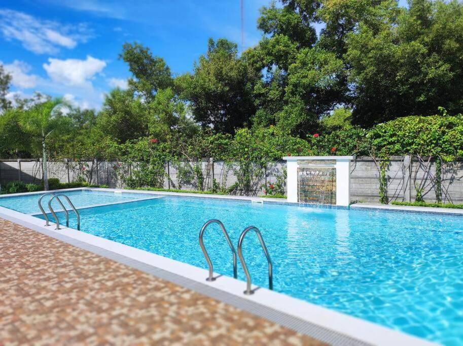 Cozy Trig Place Near Sm Seaside With Wifi Netflix Free Swimming Pool & Parking Apartment Talisay (Cebu)