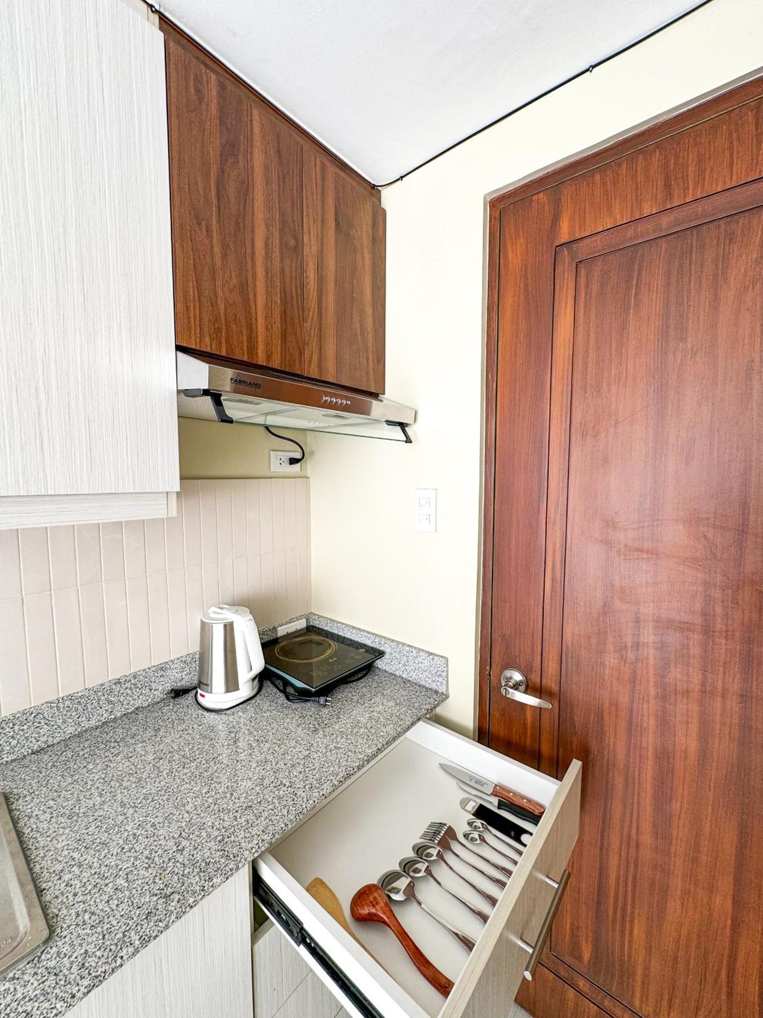 Warm And Cozy With Balcony Cebu