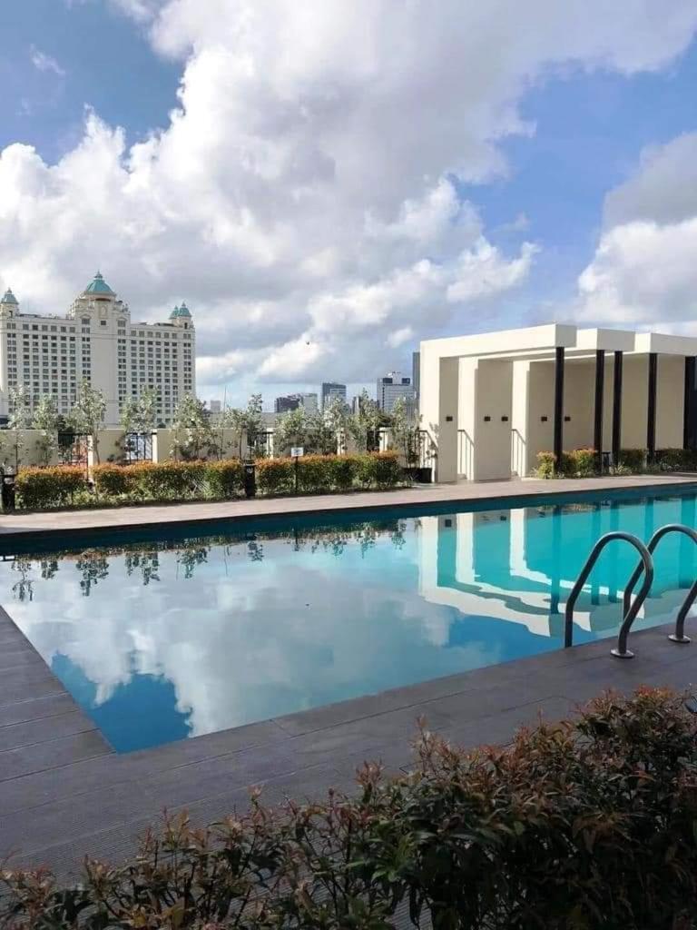 The Median Near It Park Aparthotel Cebu