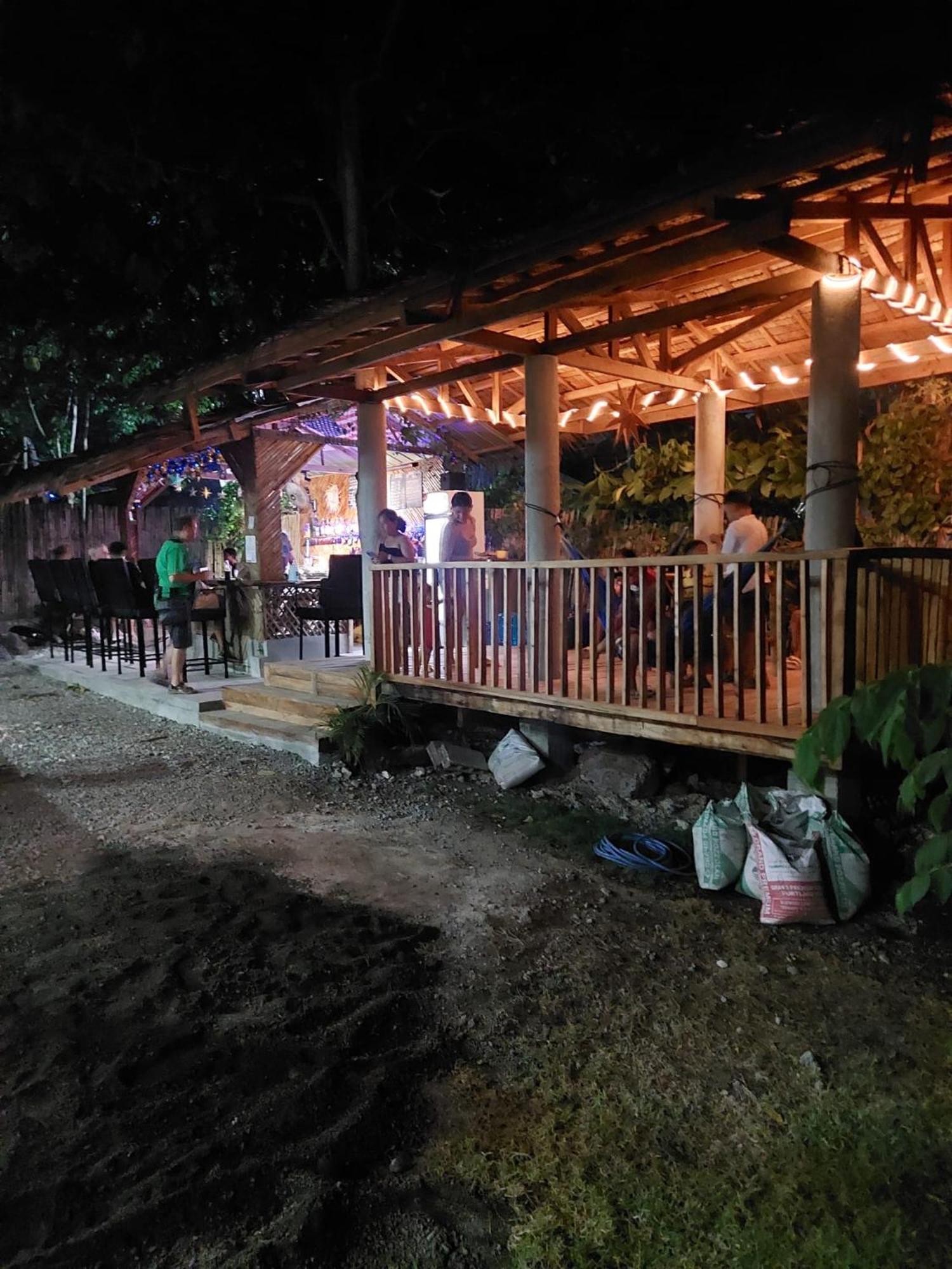 Albergue The Backyard Moalboal