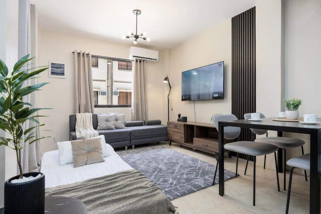Whole 3br Furnished Townhouse Near It Park With Parking, Fast Wifi, Netflix And Holiday home Cebu