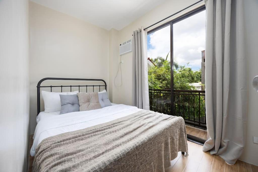 Whole 3br Furnished Townhouse Near It Park With Parking, Fast Wifi, Netflix And *