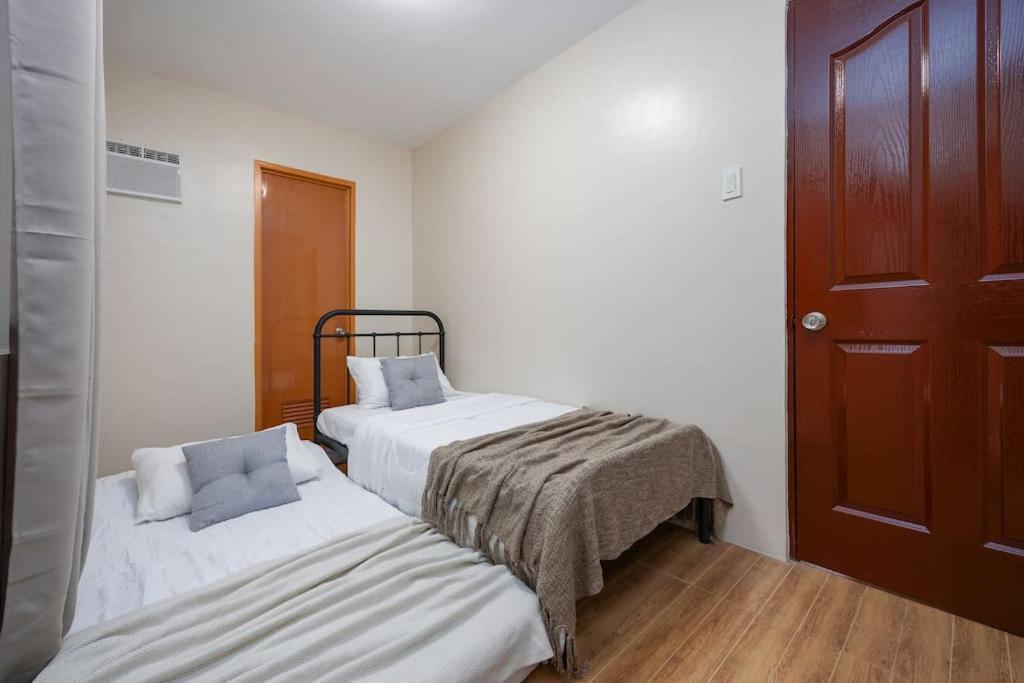 Whole 3br Furnished Townhouse Near It Park With Parking, Fast Wifi, Netflix And *