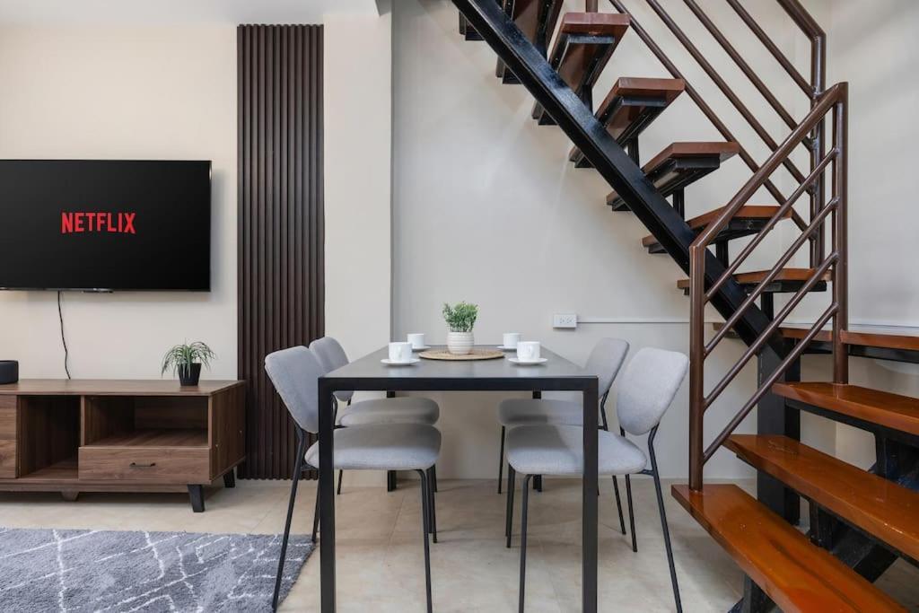 Whole 3br Furnished Townhouse Near It Park With Parking, Fast Wifi, Netflix And