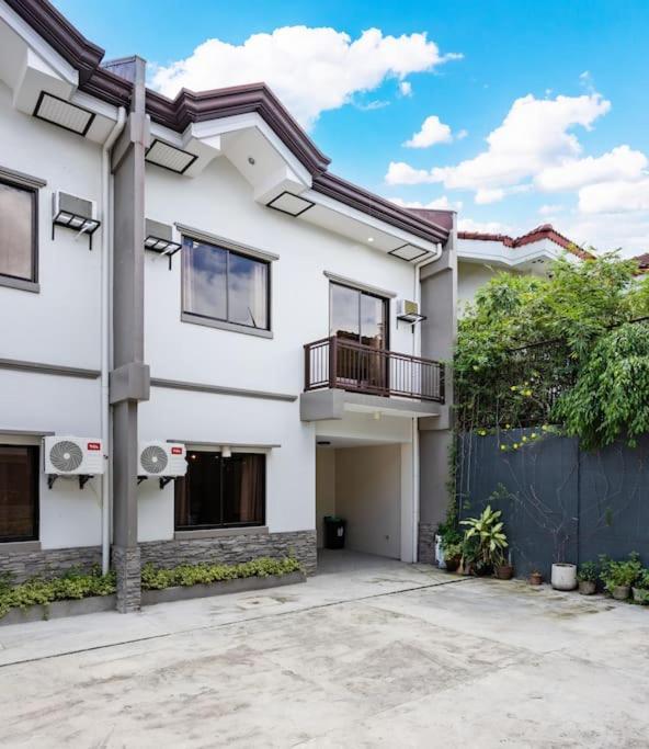 Whole 3br Furnished Townhouse Near It Park With Parking, Fast Wifi, Netflix And Holiday home Cebu