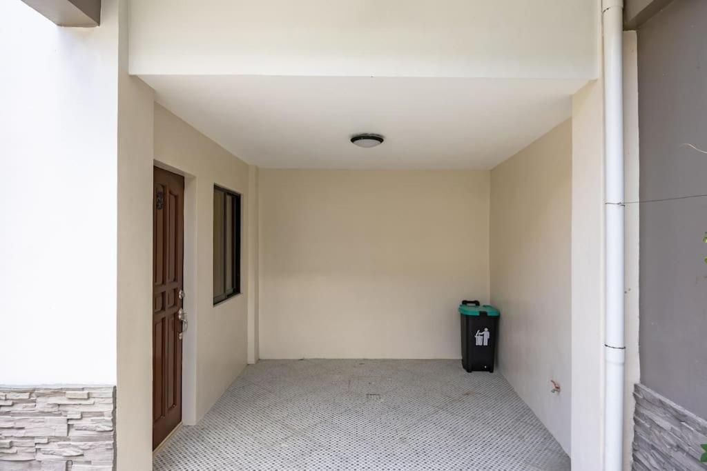 Whole 3br Furnished Townhouse Near It Park With Parking, Fast Wifi, Netflix And