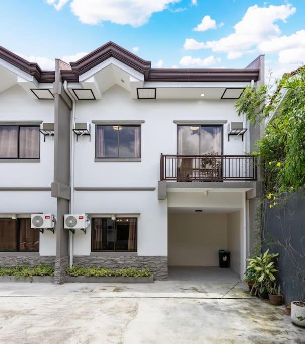 Holiday home Whole 3br Furnished Townhouse Near It Park With Parking, Fast Wifi, Netflix And