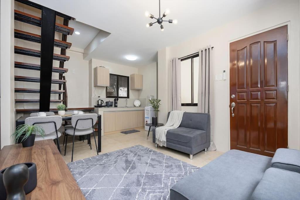 Whole 3br Furnished Townhouse Near It Park With Parking, Fast Wifi, Netflix And Holiday home *