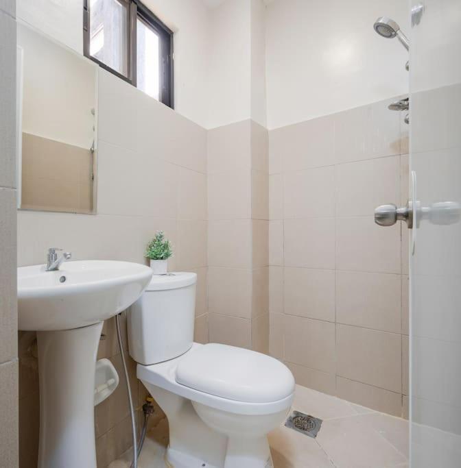 Whole 3br Furnished Townhouse Near It Park With Parking, Fast Wifi, Netflix And Holiday home Cebu
