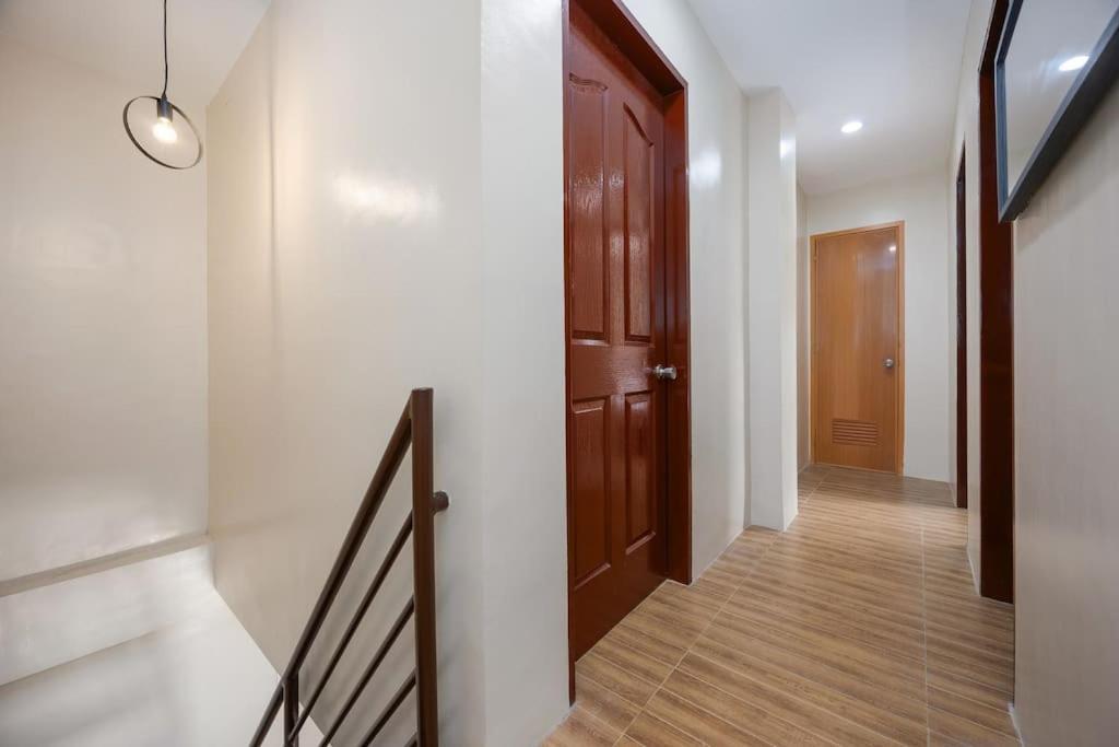 Whole 3br Furnished Townhouse Near It Park With Parking, Fast Wifi, Netflix And
