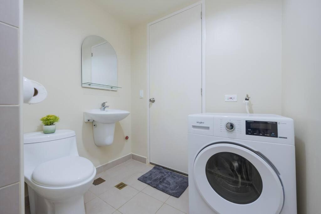 Furnished 2-bedroom In Avida Towers Riala, It Park With Fast Wifi, Netflix, Pool And