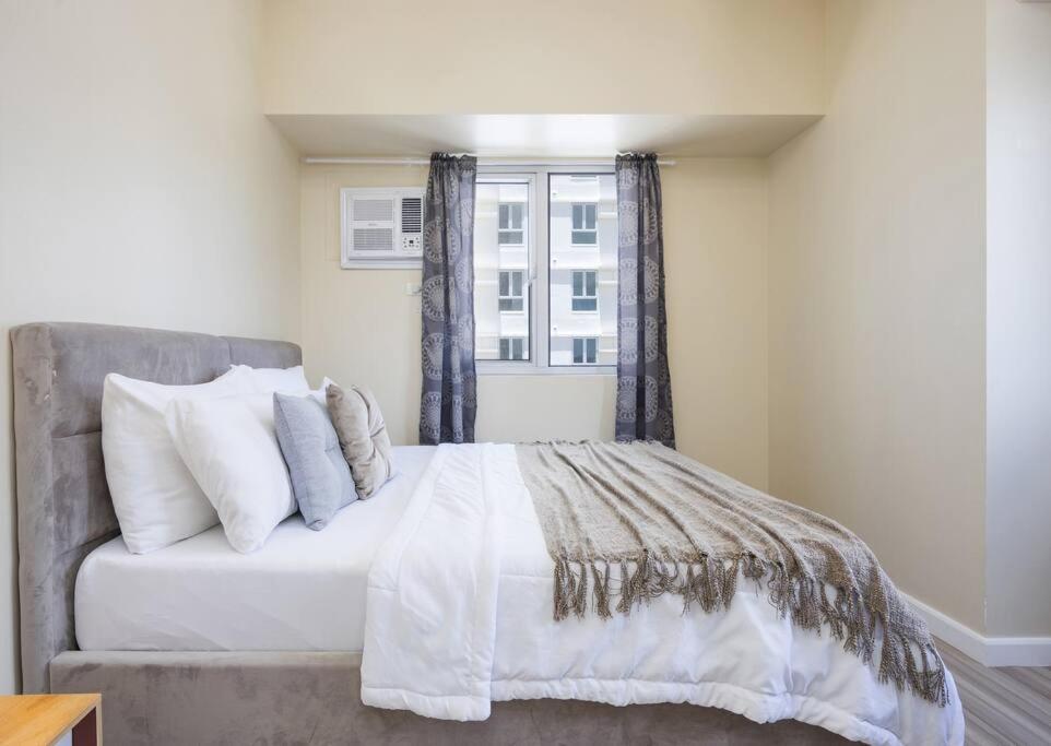 Apartment Furnished 2-bedroom In Avida Towers Riala, It Park With Fast Wifi, Netflix, Pool And Cebu