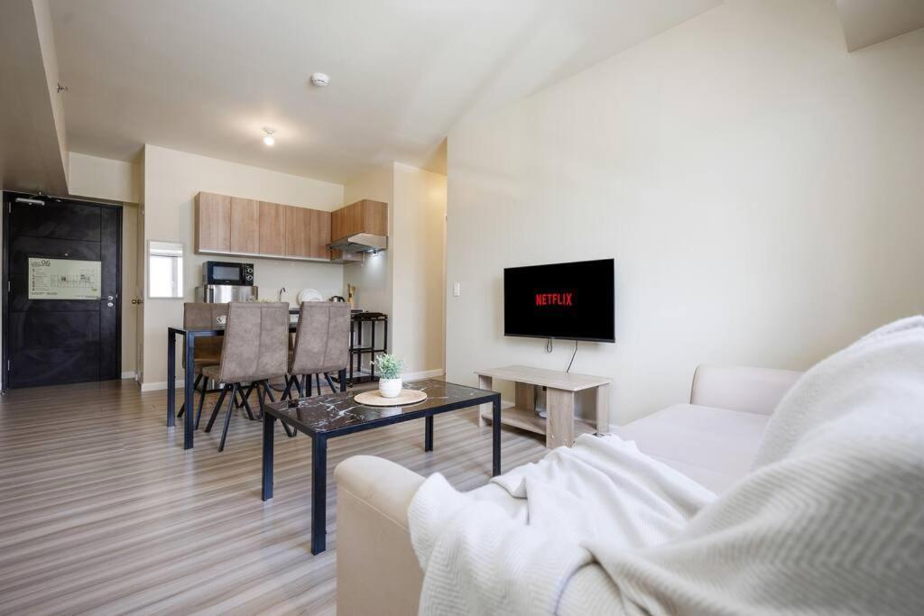 Furnished 2-bedroom In Avida Towers Riala, It Park With Fast Wifi, Netflix, Pool And Cebu
