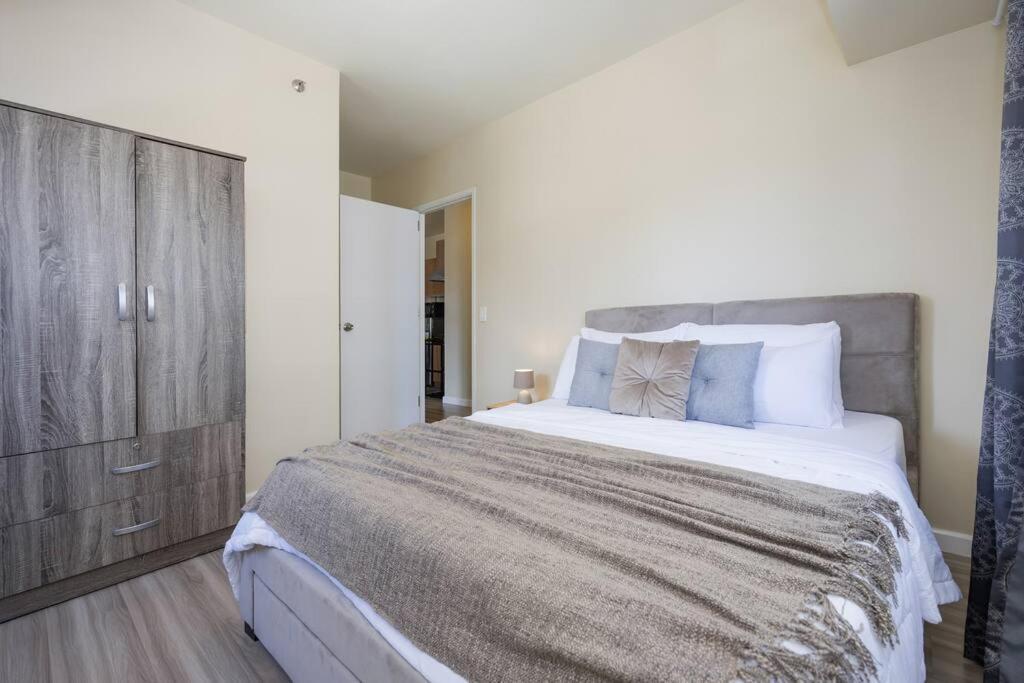 Furnished 2-bedroom In Avida Towers Riala, It Park With Fast Wifi, Netflix, Pool And Apartment