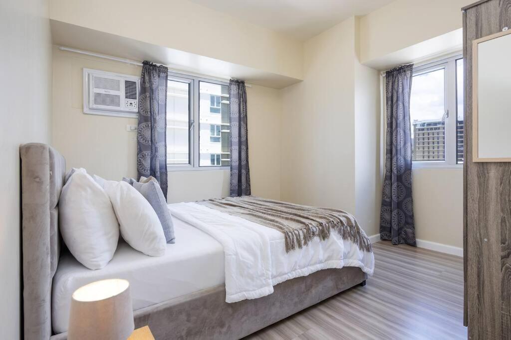 Apartment Furnished 2-bedroom In Avida Towers Riala, It Park With Fast Wifi, Netflix, Pool And Cebu