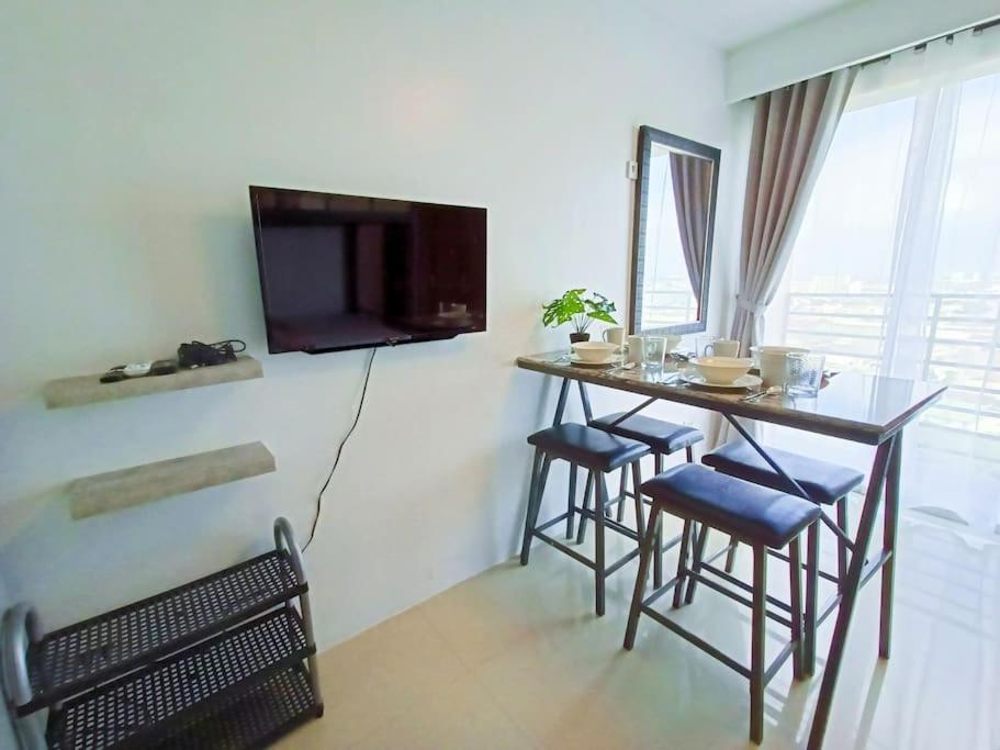 Apartment Near Ayala And It Park With Free Pool Wi-fi And Netflix *