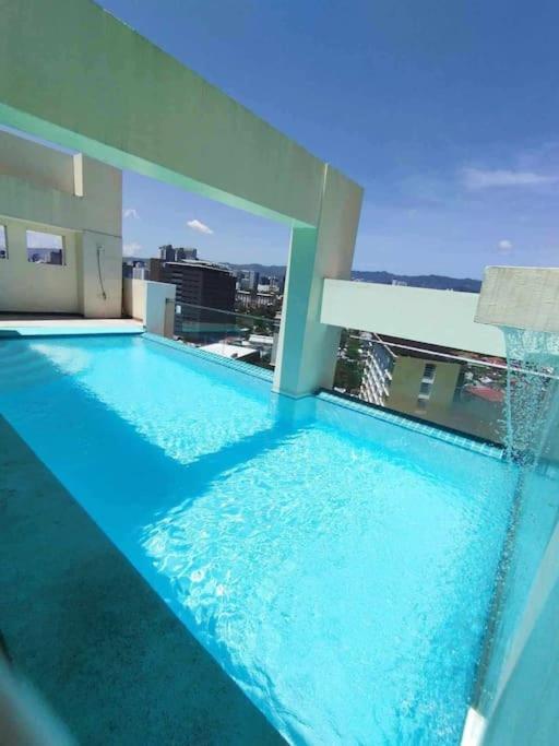 Near Ayala And It Park With Free Pool Wi-fi And Netflix Apartment Cebu