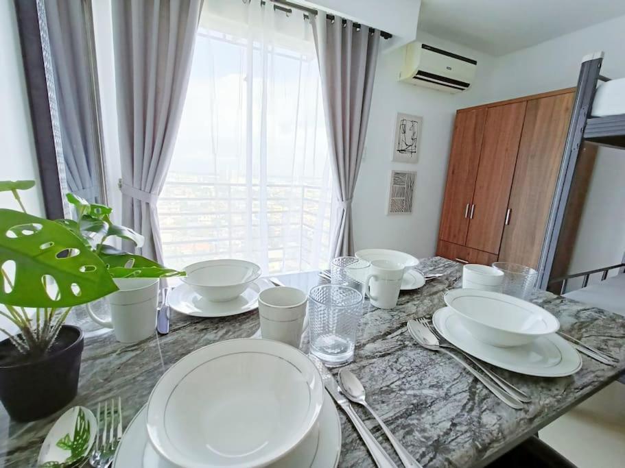 Near Ayala And It Park With Free Pool Wi-fi And Netflix