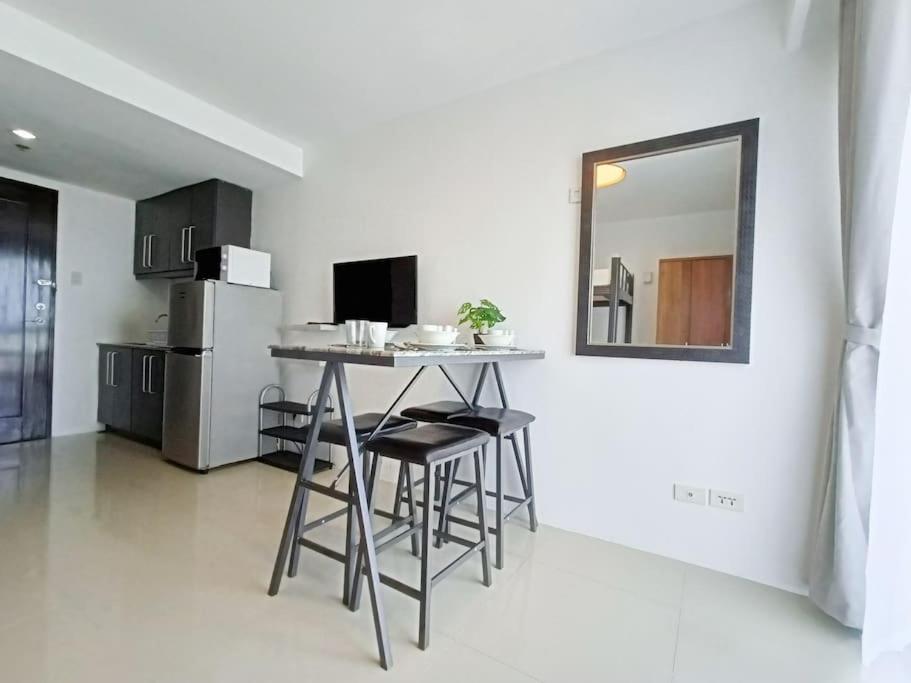 Near Ayala And It Park With Free Pool Wi-fi And Netflix Apartment *
